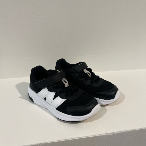 Toddler Boys Size 9 Black and White Sneakers - Picture 1 of 5